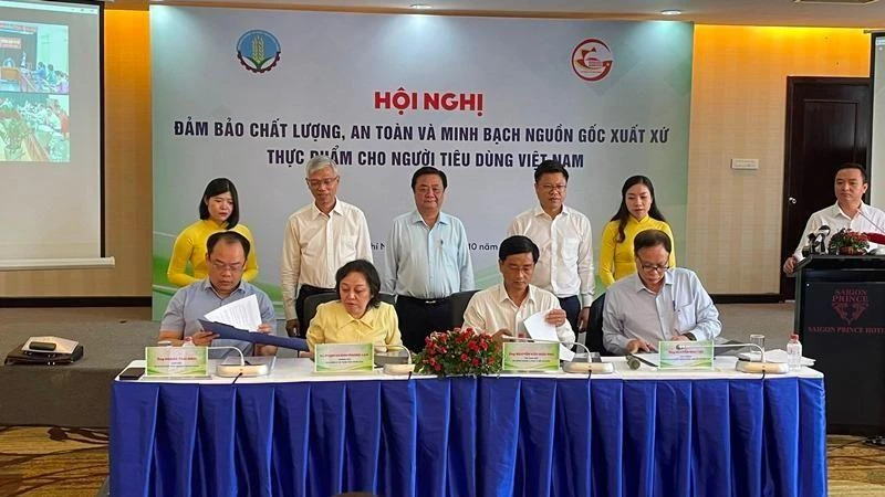 Đại diện các cơ quan thuộc Bộ Nông nghiệp và Phát triển nông thôn và Thành phố Hồ Chí Minh ký thỏa thuận tăng cường kiểm soát nguồn gốc thực phẩm. 