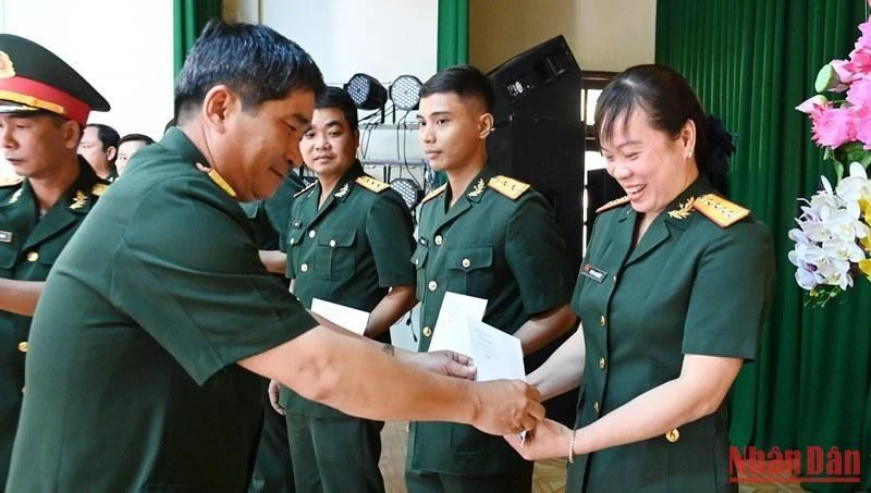 Đại tá Trương Văn Thẩm, Chính ủy Bộ Chỉ huy Quân sự tỉnh Trà Vinh trao quyết định cho các quân nhân tại buổi lễ.