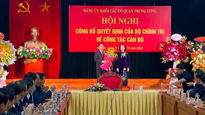 Đồng chí Trương Thị Mai trao quyết định và tặng hoa chúc mừng đồng chí Nguyễn Văn Thể.