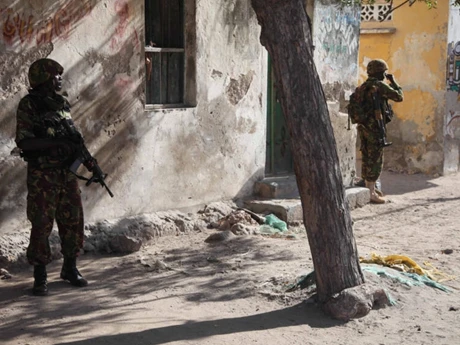 Các binh sĩ Kenya thuộc Phái bộ Liên minh châu Phi tại Somalia (AMISOM) tuần tra tại thành phố cảng Kismayo, miền nam Somalia tháng 10/2013.(Nguồn: AFP)