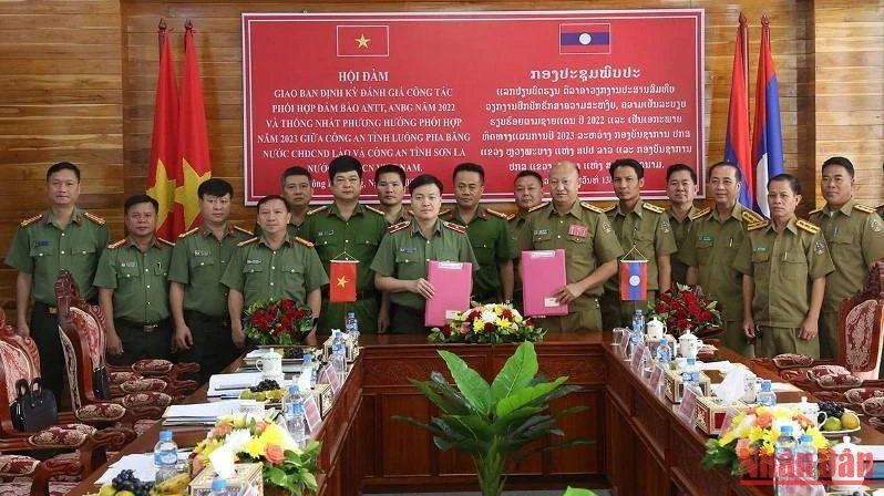 Công an Sơn La và Công an tỉnh Houaphanh ký kết biên bản ghi nhớ thống nhất phương hướng phối hợp năm 2023.