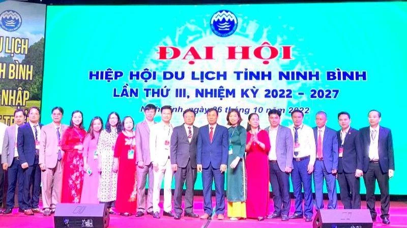 Ra mắt Ban Chấp hành Hiệp hội Du lịch Ninh Bình.