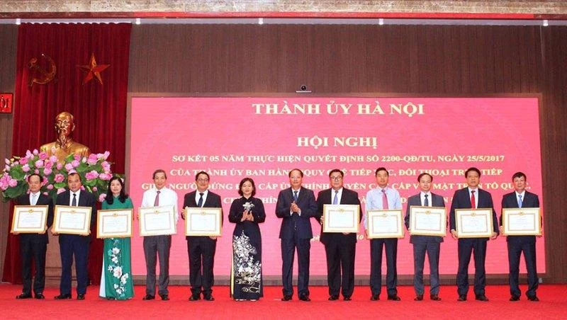 Lãnh đạo Thành ủy Hà Nội tặng bằng khen cho các đơn vị thực hiện tốt công tác đối thoại.