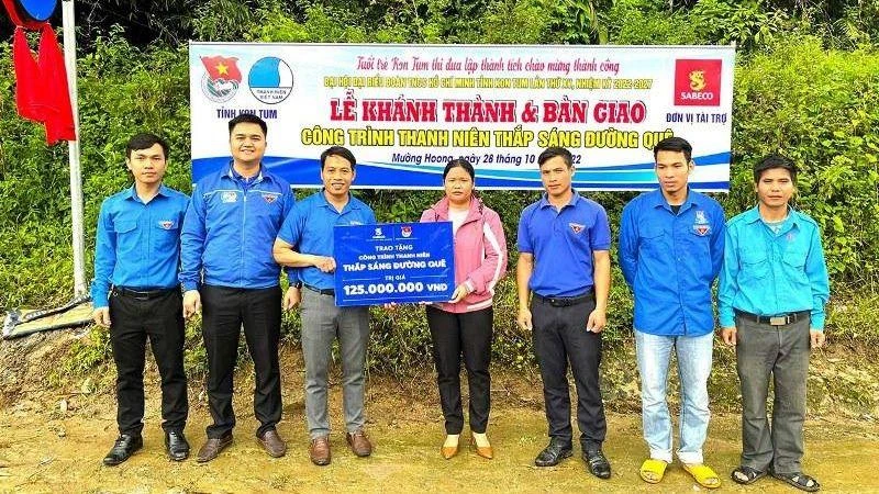Tỉnh đoàn Kon Tum bàn giao công trình thanh niên “Thắp sáng đường quê” tại xã Mường Hoong, huyện Đăk Glei.