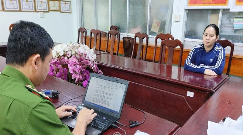 Công an tỉnh An Giang làm thủ tục bắt giữ Vũ Thị Kim Phượng.