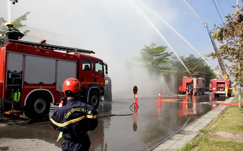 Lực lượng chức năng đang thực hiện phương án chữa cháy và cứu nạn, cứu hộ. 