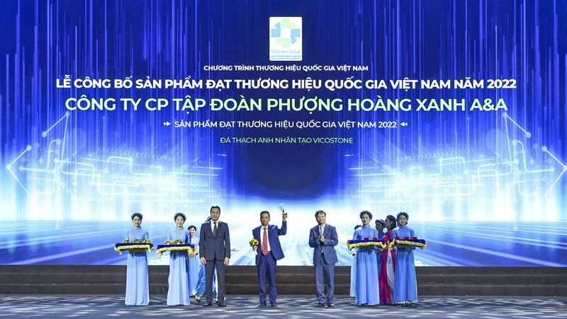 Đại diện Tập đoàn Phenikaa nhận biểu trưng Thương hiệu Quốc gia 2022.