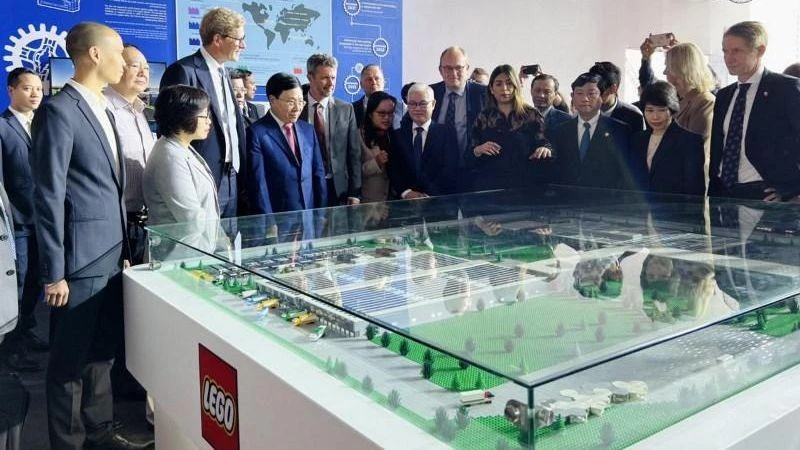 Phó Thủ tướng Thường trực Phạm Bình Minh, Thái tử kế vị Đan Mạch Frederik và các đại biểu tham quan phối cảnh nhà máy của Tập đoàn LEGO tại Bình Dương. 
