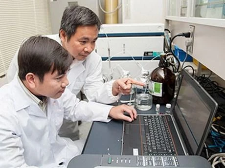 Giáo sư, Tiến sĩ Trần Đăng Xuân (bên phải) và nghiên cứu viên tại Phòng thí nghiệm sinh lý, thực vật và hóa sinh. (Nguồn: Đại học Hiroshima)