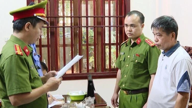 Cơ quan Cảnh sát điều tra thi hành lệnh bắt tạm giam bị can Lê Văn Khánh.