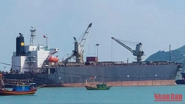 Tàu vào bốc dỡ hàng hóa ở Cảng Hòn La, tỉnh Quảng Bình.