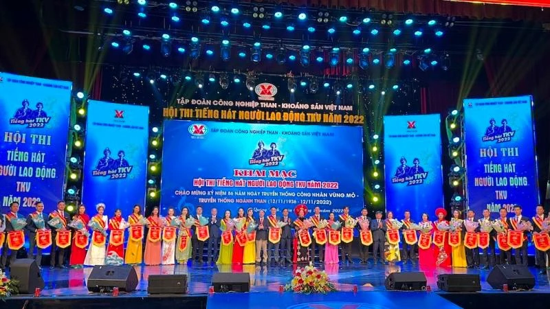 Ban Tổ chức tặng cờ lưu niệm cho các đơn vị tham dự Hội thi Tiếng hát người lao động TKV năm 2022.