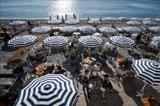 Khách du lịch tận hưởng thời tiết nắng ấm trái mùa trên bãi biển ở Nice, miền Nam nước Pháp, ngày 2/11/2022. (Ảnh: THX/TTXVN)