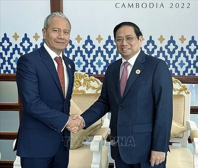 Thủ tướng Phạm Minh Chính gặp Chủ tịch Hạ viện Malaysia Azhar Azizan Harun. (Ảnh: TTXVN)