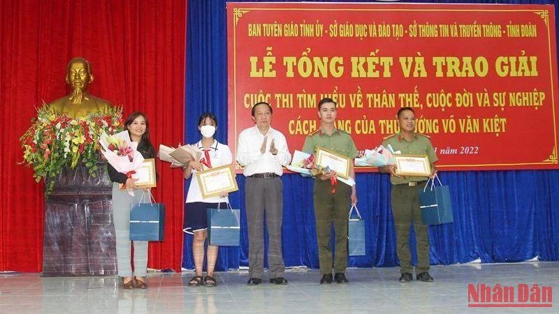 Phó Bí thư Thường trực Tỉnh ủy Vĩnh Long Nguyễn Thành Thế trao giải Nhất cho các thí sinh đoạt giải. (Ảnh: BÁ DŨNG)
