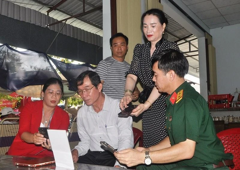 Lãnh đạo Viettel Tiền Giang sử dụng điện thoại để thanh toán tiền khi mua hàng hóa. 