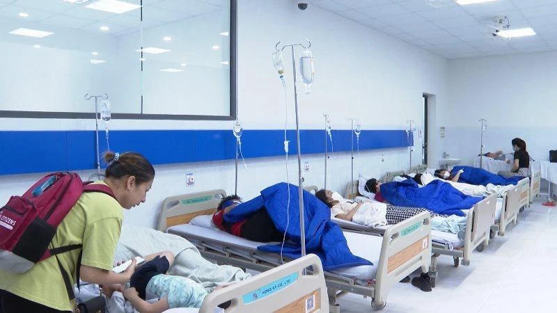 Học sinh Trường Ischool Nha Trang đang được chăm sóc tại bệnh viện. (Ảnh: NGỌC HÒA) 