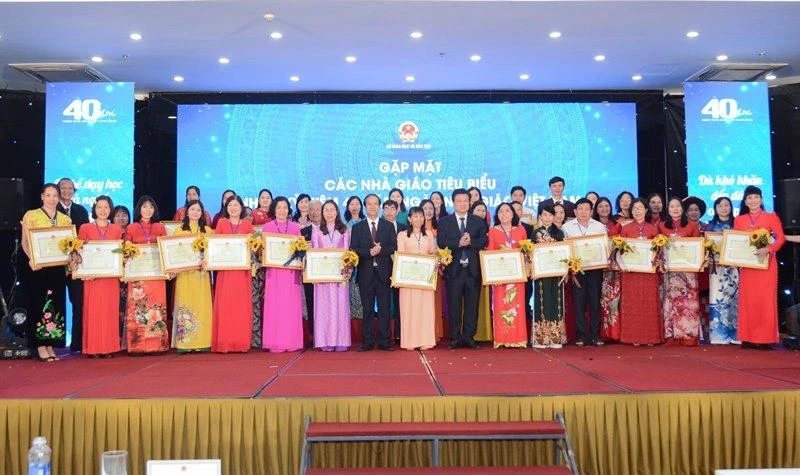 Bộ trưởng Giáo dục và Đào tạo Nguyễn Kim Sơn đã tặng Bằng khen cho 400 nhà giáo và cán bộ quản lý tiêu biểu, xuất sắc.