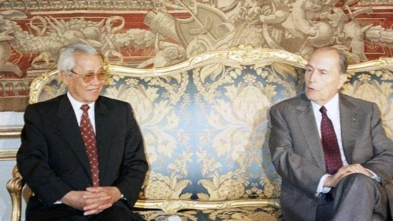 Ngày 25/6/1993, tại Điện Élysée ở thủ đô Paris, Tổng thống Pháp Francois Mitterrand tiếp Thủ tướng Võ Văn Kiệt dẫn đầu Đoàn đại biểu Chính phủ Việt Nam thăm chính thức Pháp từ 23-28/6/1993. (Nguồn: TTXVN)