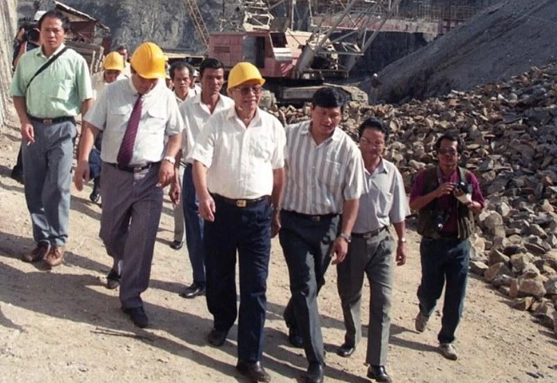 Sáng 14/11/1993, Thủ tướng Võ Văn Kiệt đến thăm và làm việc tại công trường xây dựng Nhà máy thủy điện Thác Mơ (Sông Bé). (Ảnh: Minh Đạo/TTXVN)