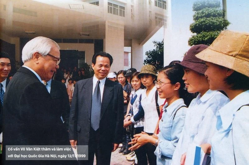 Cố vấn Võ Văn Kiệt đến thăm Đại học Quốc gia Hà Nội, ngày 12/11/1999. (Ảnh: vnu.edu.vn)