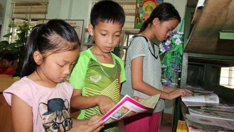 Học sinh huyện Quan Hóa tìm chọn, đọc sách ở thư viện.