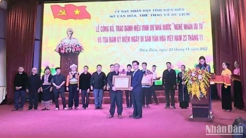 Thừa ủy quyền của Chủ tịch nước, Phó Chủ tịch Thường trực UBND tỉnh Điện Biên Phạm Đức Toàn trao bằng cho các nghệ nhân. 