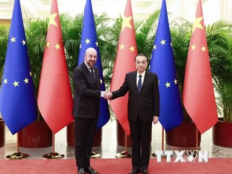 Thủ tướng Trung Quốc Lý Khắc Cường (phải) và Chủ tịch Hội đồng châu Âu (EC) Charles Michel (trái) trong cuộc gặp tại Bắc Kinh, ngày 1/12/2022. (Ảnh: THX/TTXVN)