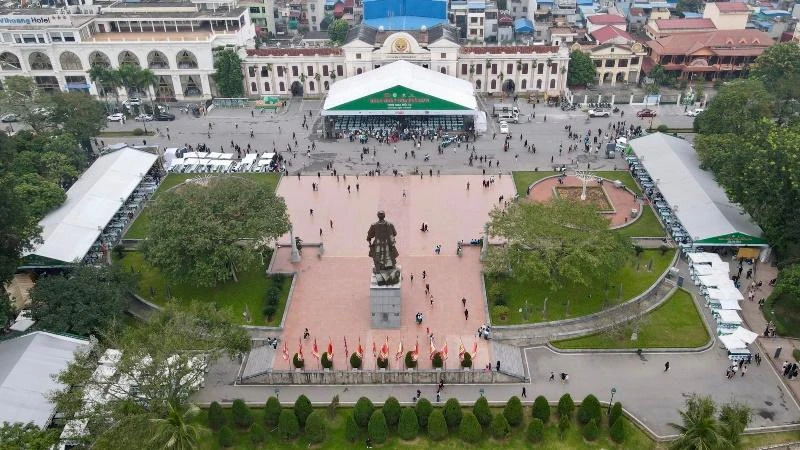Gala Ngày của phở được tổ chức trước khu vực tượng đài Hưng Đạo đại vương Trần Quốc Tuấn, thu hút đông đảo người dân tham dự. 