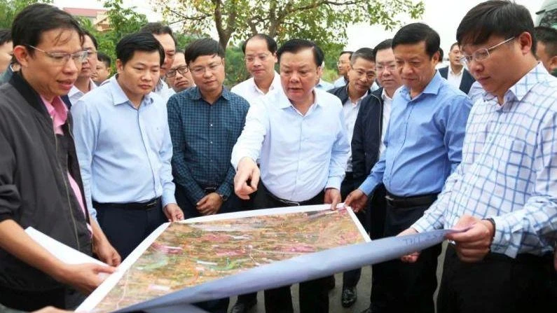 Bí thư Thành ủy Hà Nội Đinh Tiến Dũng kiểm tra thực địa việc triển khai dự án đường Vành đai 4-Vùng Thủ đô tại tỉnh Bắc Ninh.