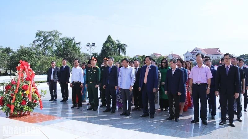 Đại sứ Nguyễn Bá Hùng dẫn đầu đoàn đại biểu dâng hoa trước tượng đài Chủ tịch Kaysone Phomvihane. (Ảnh: Hải Tiến)