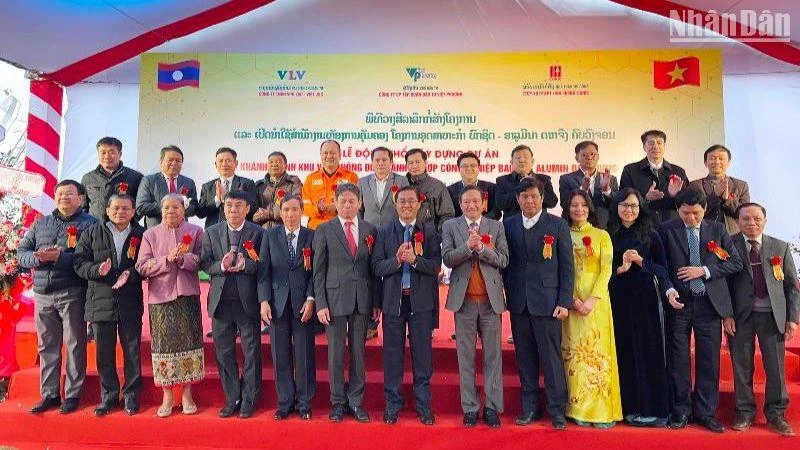 Các đại biểu tại Lễ động thổ xây dựng dự án tổ hợp công nghiệp bauxite-alumin Dakchueng. (Ảnh: Trịnh Dũng)