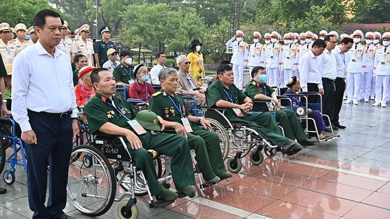 Đại biểu người có công dâng hương tưởng niệm tại Ðài tưởng niệm các Anh hùng liệt sĩ tại đường Bắc Sơn, Hà Nội, ngày 23/7/2022 nhân kỷ niệm 75 năm Ngày Thương binh-Liệt sĩ. (Ảnh: Đăng Khoa)