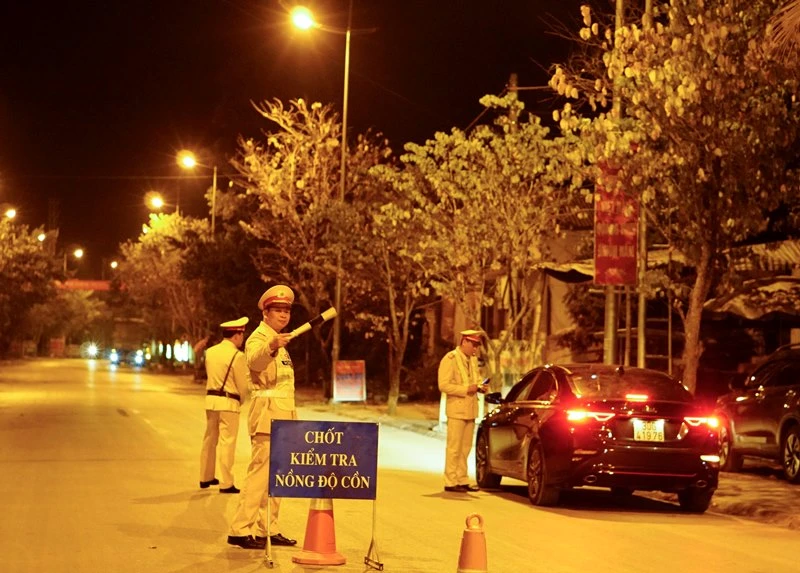 Lực lượng Cảnh sát giao thông Công an tỉnh Điện Biên kiểm tra nồng độ cồn của người điều khiển phương tiện tham gia giao thông. 