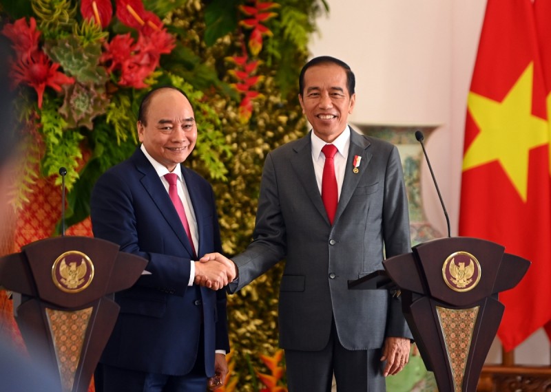 Thương mại song phương Việt Nam-Indonesia: Sự hợp tác thương mại giữa Việt Nam và Indonesia ngày càng phát triển, tạo điều kiện thuận lợi cho các doanh nghiệp trong hai nước mở rộng xuất khẩu hàng hóa cũng như nâng cao chất lượng sản phẩm. Điều này sẽ mang lại lợi ích cho cả hai quốc gia và góp phần vào sự phát triển kinh tế của khu vực.