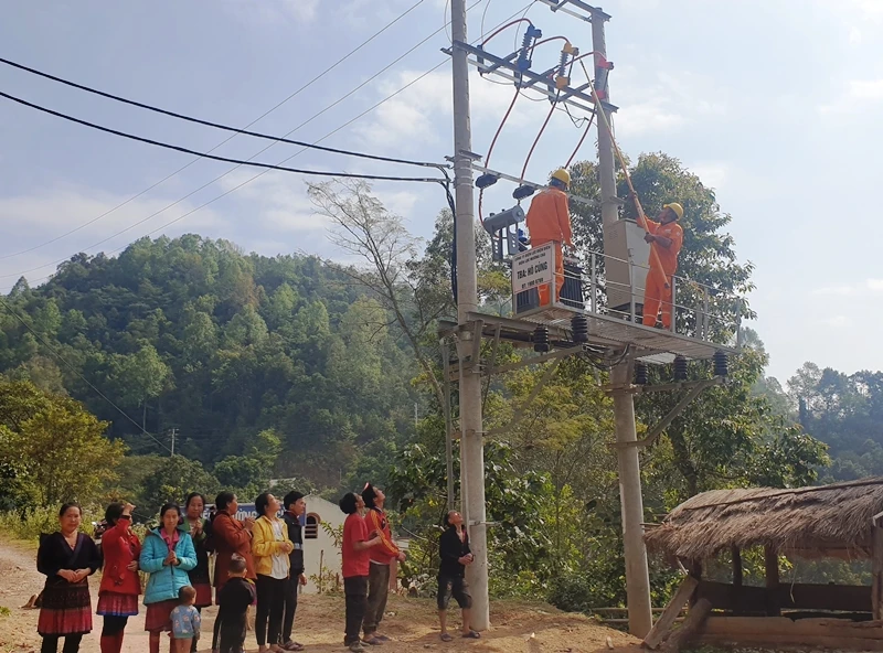 Công nhân Điện lực Mường Chà đóng điện Trạm biến áp Hô Củng. 