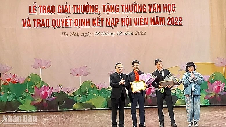 Đại diện Hội Nhà văn Hà Nội trao giải thưởng và tặng thưởng cho các tác giả, đại diện tác giả. 