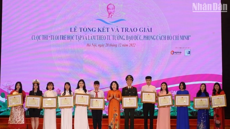 Trao giải Cuộc thi tuổi trẻ học tập và làm theo tư tưởng, đạo đức, phong cách Hồ Chí Minh 