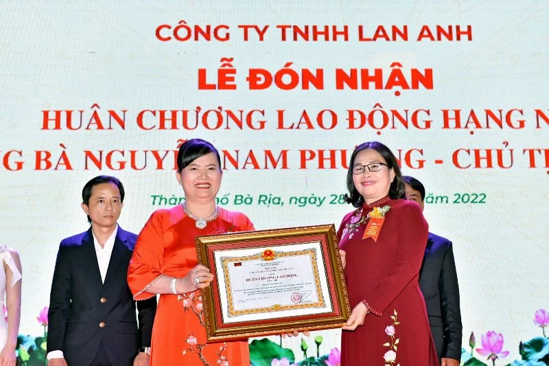 Bà Nguyễn Nam Phương đón nhận Huân chương Lao động hạng Nhì.