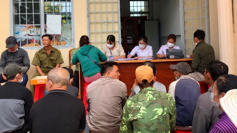 Người dân đến làm thủ tục nhận tiền hỗ trợ tại xã Thanh Sơn, huyện Định Quán.