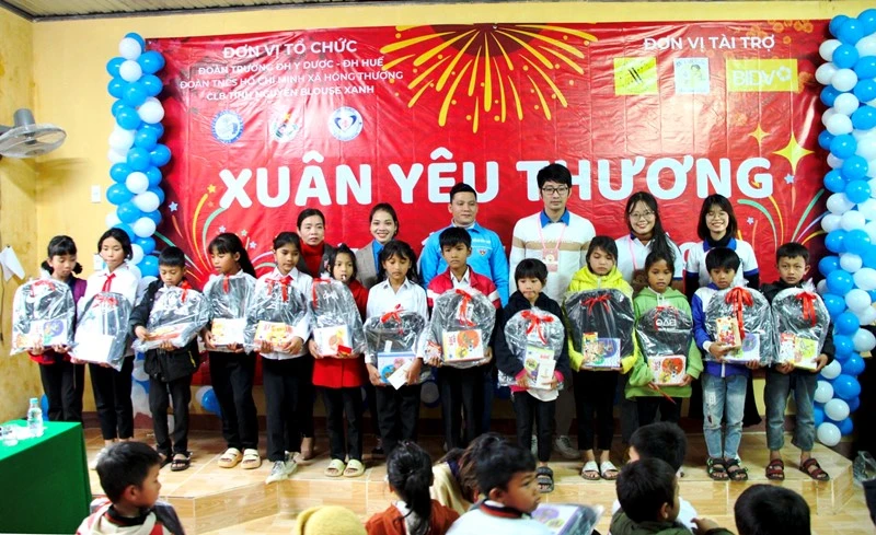 Đại diện Đoàn Trường Đại học Y Dược (Đại học Huế) cùng Đoàn Thanh niên xã Hồng Thượng trao quà cho các em học sinh tại Trường tiểu học Hồng Thượng cơ sở 1.