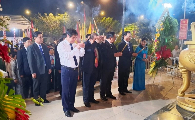 Các đồng chí lãnh đạo tỉnh Tiền Giang thắp hương tại tượng đài 3 chiến sĩ gang thép, xã Tân Phú, thị xã Cai Lậy, Tiền Giang, tối 31/12.