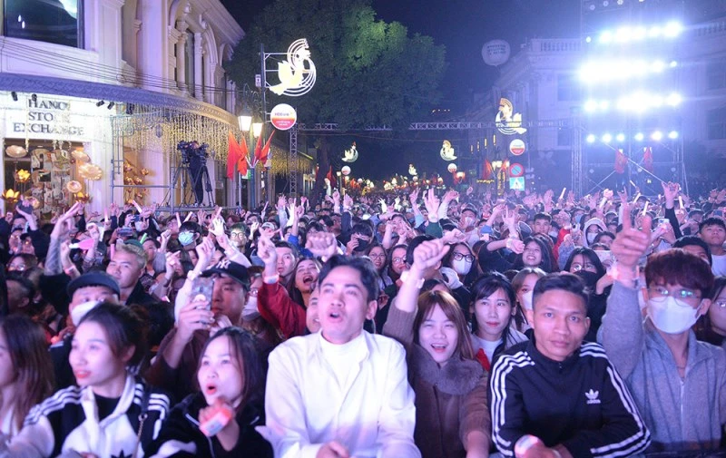 Rất đông người dân đã đổ về trung tâm thành phố Hà Nội để thưởng thức âm nhạc và chờ đón năm mới 2023. (Ảnh: Quang Thái) 