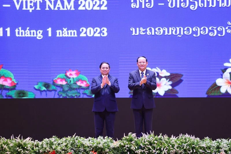 Thủ tướng Phạm Minh Chính và Thủ tướng Sonexay Siphandone tại Lễ tổng kết Năm Đoàn kết Hữu nghị Việt Nam-Lào, Lào-Việt Nam 2022.