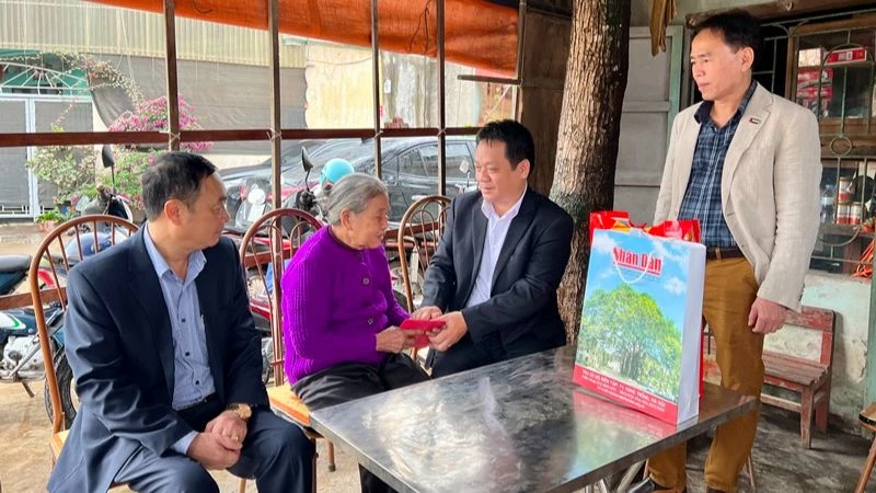 Báo Nhân Dân trao quà Tết tặng bà Bùi Thị Xuyên (vợ liệt sĩ), gia đình có hoàn cảnh khó khăn ở xã Kiến Quốc, huyện Ninh Giang. 