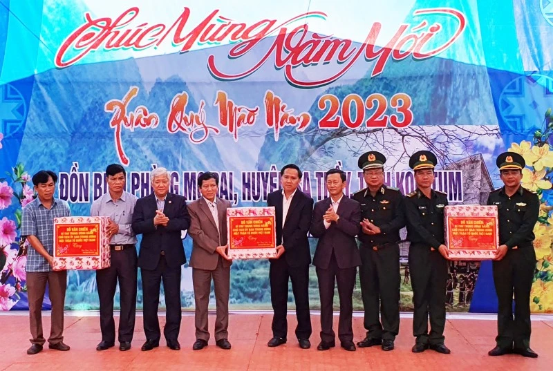 Đồng chí Đỗ Văn Chiến tặng quà Tết Nguyên đán Quý Mão 2023 cho huyện Sa Thầy, xã Mô Rai và Đồn Biên phòng Mô Rai.