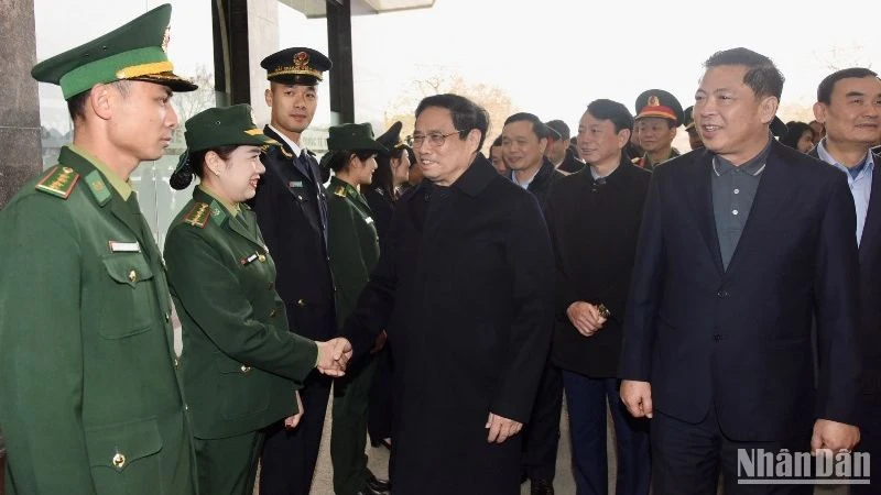 Thủ tướng Phạm Minh Chính thăm, chúc Tết lực lượng làm nhiệm vụ tại cửa khẩu Tà Lùng (Cao Bằng).