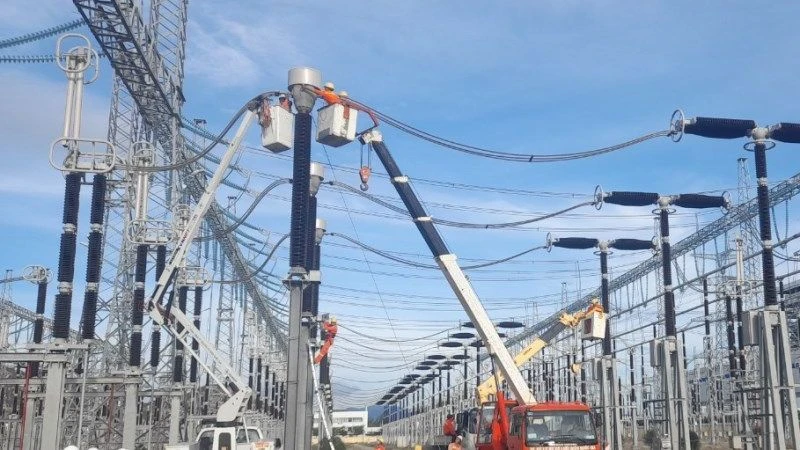 Thi công sửa chữa xuyên Tết, thay thế thiết bị biến dòng điện cấp điện áp 500kV tại Trạm biến áp 500kV Vĩnh Tân (Bình Thuận).