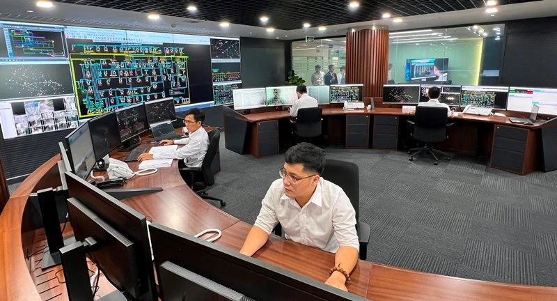 Các kỹ sư đang vận hành Trung tâm Điều độ hệ thống điện Thành phố Hồ Chí Minh (thuộc EVNHCMC).