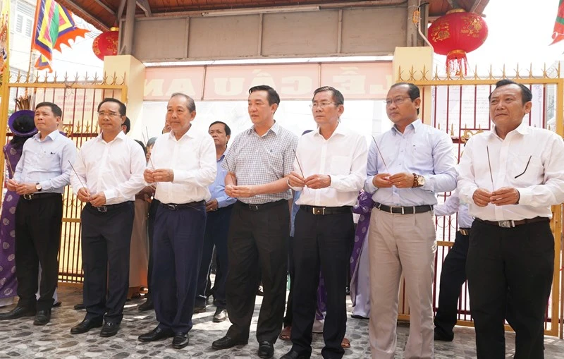 Nguyên Phó Thủ tướng Thường trực Chính phủ Trương Hòa Bình (thứ ba từ trái qua) cùng lãnh đạo tỉnh Long An dâng hương Vía Bà Ngũ hành Long Thượng. 